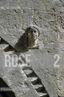 ( FRANCIA  )  LANGUEDOC-ROUSSILLON SAINT-GUILHEM-LE-DESERT CHIESA ABBAZIALE CHIOSTRO © 1999 Graziano Arici/Rosebud2 / GEO MASCHERONE