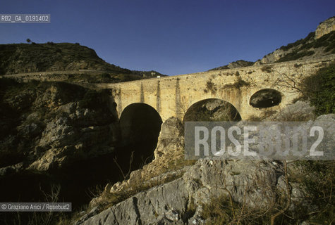 ( FRANCIA  )  LANGUEDOC-ROUSSILLON SAINT-GUILHEM-LE-DESERT IL PONTE DEL DIAVOLO SUL FIUME HERAULT  © 1999 Graziano Arici/Rosebud2 / GEO