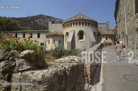 ( FRANCIA  )  LANGUEDOC-ROUSSILLON SAINT-GUILHEM-LE-DESERT CHIESA ABBAZIALE E IL PAESE © 1999 Graziano Arici/Rosebud2 / GEO