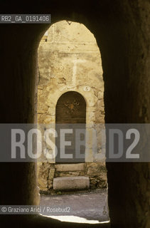 ( FRANCIA  )  LANGUEDOC-ROUSSILLON SAINT-GUILHEM-LE-DESERT PORTA © 1999 Graziano Arici/Rosebud2 / GEO