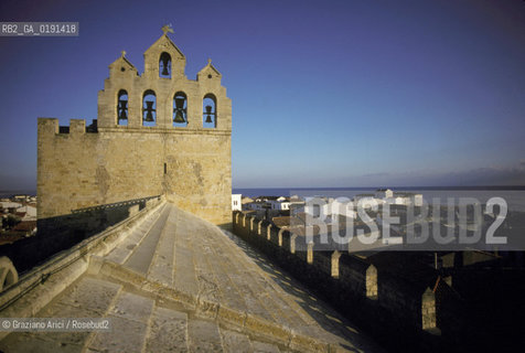( FRANCIA  )  LANGUEDOC-ROUSSILLON LES-SAINTES-MARIES-DE-LA-MER : LA CHIESA  © 1999 Graziano Arici/Rosebud2 / GEO CAMARGUE