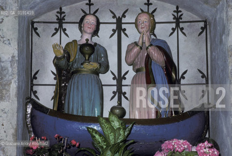 ( FRANCIA  )  LANGUEDOC-ROUSSILLON LES-SAINTES-MARIES-DE-LA-MER : LA CHIESA LA RAFFIGURAZIONE DELLE SANTE  © 1999 Graziano Arici/Rosebud2 / GEO BARCA CAMARGUE