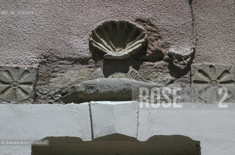 ( FRANCIA  )  LANGUEDOC-ROUSSILLON LES-SAINTES-MARIES-DE-LA-MER : CONCHIGLIA PELLEGRINAGGIO PESCE  © 1999 Graziano Arici/Rosebud2 / GEO CAMARGUE