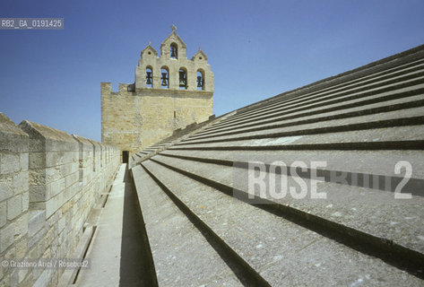 ( FRANCIA  )  LANGUEDOC-ROUSSILLON LES-SAINTES-MARIES-DE-LA-MER : IL TETTO DELLA CHIESA  © 1999 Graziano Arici/Rosebud2 / GEO CAMARGUE