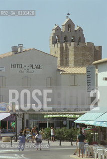 ( FRANCIA  )  LANGUEDOC-ROUSSILLON LES-SAINTES-MARIES-DE-LA-MER :IL PAESE E LA CHIESA  © 1999 Graziano Arici/Rosebud2 / GEO CAMARGUE