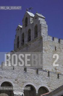 ( FRANCIA  )  LANGUEDOC-ROUSSILLON LES-SAINTES-MARIES-DE-LA-MER : LA CHIESA  © 1999 Graziano Arici/Rosebud2 / GEO CAMARGUE