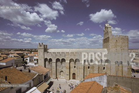 ( FRANCIA  )  LANGUEDOC-ROUSSILLON LES-SAINTES-MARIES-DE-LA-MER : LA CHIESA  © 1999 Graziano Arici/Rosebud2 / GEO CAMARGUE