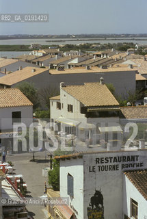 ( FRANCIA  )  LANGUEDOC-ROUSSILLON LES-SAINTES-MARIES-DE-LA-MER : IL PAESE  © 1999 Graziano Arici/Rosebud2 / GEO CAMARGUE