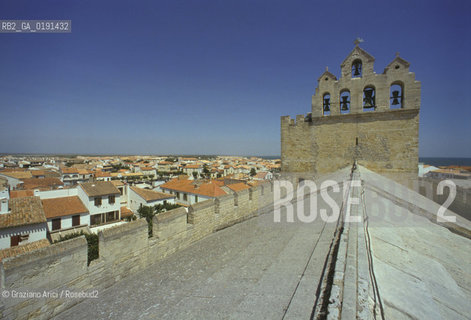 ( FRANCIA  )  LANGUEDOC-ROUSSILLON LES-SAINTES-MARIES-DE-LA-MER : IL TETTO DELLA CHIESA © 1999 Graziano Arici/Rosebud2 / GEO CAMARGUE