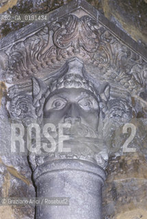 ( FRANCIA  )  LANGUEDOC-ROUSSILLON LES-SAINTES-MARIES-DE-LA-MER : CAPITELLO NELLA CHIESA © 1999 Graziano Arici/Rosebud2 / GEO CAMARGUE