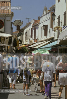 ( FRANCIA  )  LANGUEDOC-ROUSSILLON LES-SAINTES-MARIES-DE-LA-MER : UNA VIA DEL CENTRO  © 1999 Graziano Arici/Rosebud2 / GEO  CAMARGUE