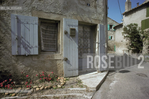 ( FRANCIA  )  PROVENCE-ALPES-COTE DAZUR ST-REMY-DE-PROVENCE : UNA VIA DEL CENTRO  © 1999 Graziano Arici/Rosebud2 / GEO