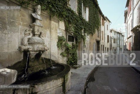 ( FRANCIA  )  PROVENCE-ALPES-COTE DAZUR ST-REMY-DE-PROVENCE : UNA VIA DEL CENTRO FONTANA DI NOSTRADAMUS © 1999 Graziano Arici/Rosebud2 / GEO