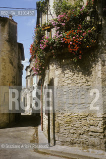 ( FRANCIA  )  PROVENCE-ALPES-COTE DAZUR ST-REMY-DE-PROVENCE : UNA VIA DEL CENTRO  © 1999 Graziano Arici/Rosebud2 / GEO