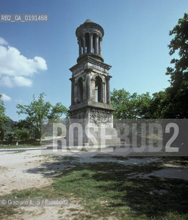 ( FRANCIA  )  PROVENCE-ALPES-COTE DAZUR ST-REMY-DE-PROVENCE : LES ANTIQUES  IL MAUSOLEO  © 1999 Graziano Arici/Rosebud2 / GEO  TOMBA