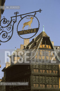 ( FRANCIA  )  ALSAZIA STRASBURGO : PLACE DE LA CATHEDRALE INSEGNA  © 1999 Graziano Arici/Rosebud2 / GEO