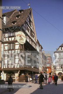 ( FRANCIA  )  ALSAZIA STRASBURGO :  UNA VIA DEL CENTRO CASA A GRATICCIO © 1999 Graziano Arici/Rosebud2 / GEO