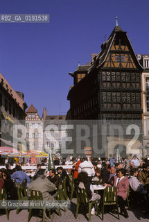 ( FRANCIA  )  ALSAZIA STRASBURGO : LA PLACE CATHEDRALE  © 1999 Graziano Arici/Rosebud2 / GEO