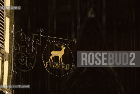 ( FRANCIA  )  ALSAZIA STRASBURGO : PLACE DE LA CATHEDRALE INSEGNA  © 1999 Graziano Arici/Rosebud2 / GEO