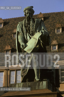 ( FRANCIA  )  ALSAZIA STRASBURGO : PLACE GUTENBERG  © 1999 Graziano Arici/Rosebud2 / GEO