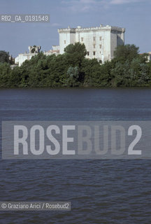 ( FRANCIA  )  PROVENCE-ALPES-COTE DAZUR TARASCONA : IL FIUME RODANO E IL CASTELLO  © 1999 Graziano Arici/Rosebud2 / GEO