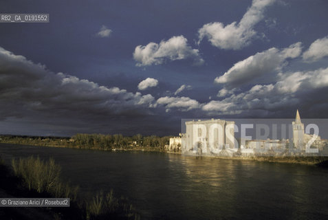 ( FRANCIA  )  PROVENCE-ALPES-COTE DAZUR TARASCONA : IL FIUME RODANO E IL CASTELLO  © 1999 Graziano Arici/Rosebud2 / GEO