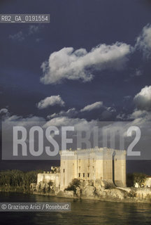 ( FRANCIA  )  PROVENCE-ALPES-COTE DAZUR TARASCONA : IL FIUME RODANO E IL CASTELLO  © 1999 Graziano Arici/Rosebud2 / GEO