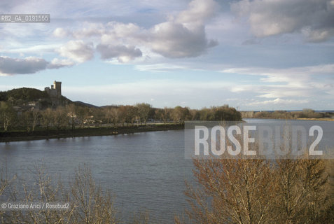 ( FRANCIA  )  PROVENCE-ALPES-COTE DAZUR BEAUCARE : IL FIUME RODANO E IL CASTELLO  © 1999 Graziano Arici/Rosebud2 / GEO