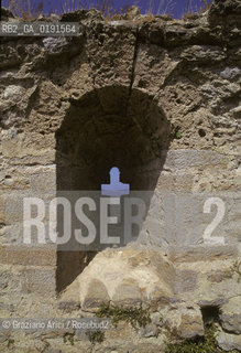 ( FRANCIA  )  LANGUEDOC-ROUSSILLON  CASTELLO DI TERMES  © 1999 Graziano Arici/Rosebud2 / GEO ERESIA CATARA CATARI CROCIATA FINESTRA CROCE