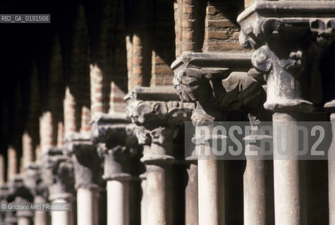 ( FRANCIA  )  MIDI-PYRENEES TOLOSA : CHIESA LES JACOBINS CHIOSTRO CAPITELLO  © 1999 Graziano Arici/Rosebud2 / GEO ERESIA CATARA CATARI CROCIATA