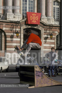 ( FRANCIA  )  MIDI-PYRENEES TOLOSA : SKATEBOARD IN PIAZZA DEL CAPITOLE  © 1999 Graziano Arici/Rosebud2 / GEO
