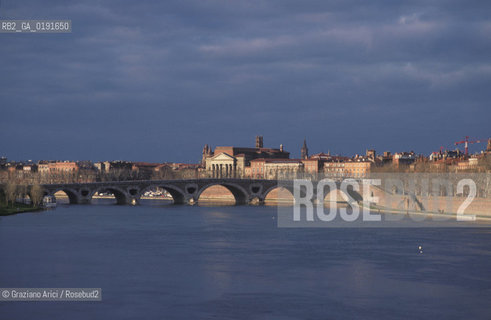 ( FRANCIA  )  MIDI-PYRENEES TOLOSA : IL PONT-NEUF E IL FIUME GARONNE © 1999 Graziano Arici/Rosebud2 / GEO PONTE