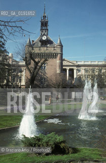 ( FRANCIA  )  MIDI-PYRENEES TOLOSA : LA SQUARE DE GAULLE E IL DONJON © 1999 Graziano Arici/Rosebud2 / GEO