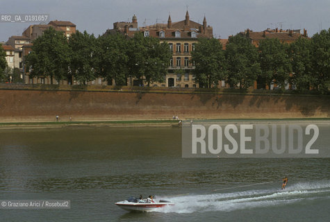 ( FRANCIA  )  MIDI-PYRENEES TOLOSA : SCI DAACQUA SUIL FIUME GARONNE © 1999 Graziano Arici/Rosebud2 / GEO PONTE