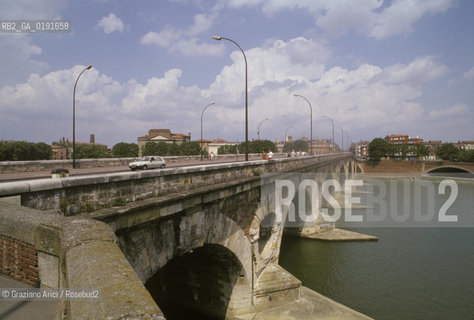 ( FRANCIA  )  MIDI-PYRENEES TOLOSA : IL PONT-NEUF E IL FIUME GARONNE © 1999 Graziano Arici/Rosebud2 / GEO PONTE