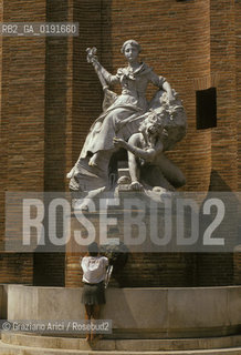 ( FRANCIA  )  MIDI-PYRENEES TOLOSA : FONTANA © 1999 Graziano Arici/Rosebud2 / GEO PONTE