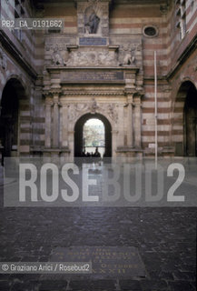 ( FRANCIA  )  MIDI-PYRENEES TOLOSA : IL CAPITOLE LAPIDE CHE RICORDA LESECUZIONE DEL DUCA DI MONTMERENCY  © 1999 Graziano Arici/Rosebud2 / GEO