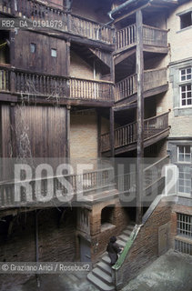 ( FRANCIA  )  MIDI-PYRENEES TOLOSA : UNA ANTICA SCALA IN LEGNO © 1999 Graziano Arici/Rosebud2 / GEO