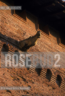 ( FRANCIA  )  MIDI-PYRENEES TOLOSA : TORRE E GOCCIOLATOIO  © 1999 Graziano Arici/Rosebud2 / GEO MATTONE