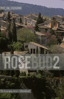( FRANCIA  )  PROVENCE-ALPES-COTE DAZUR VAISON-LA-ROMAINE : IL PAESE © 1999 Graziano Arici/Rosebud2 / GEO