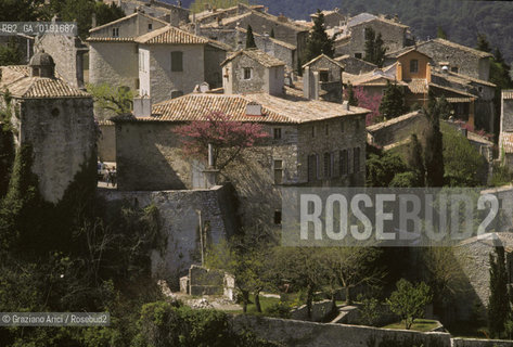 ( FRANCIA  )  PROVENCE-ALPES-COTE DAZUR VAISON-LA-ROMAINE : IL PAESE © 1999 Graziano Arici/Rosebud2 / GEO