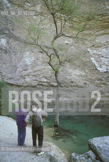 ( FRANCIA  )  PROVENCE-ALPES-COTE DAZUR FONTAINE-DE-VAUCLUSE : LA SORGENTE DEL FIUME SORGUE CANTATA DAL PETRARCA © 1999 Graziano Arici/Rosebud2 / GEO LETTERATURA ACQUA
