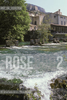 ( FRANCIA  )  PROVENCE-ALPES-COTE DAZUR FONTAINE-DE-VAUCLUSE : LA SORGENTE DEL FIUME SORGUE CANTATA DAL PETRARCA © 1999 Graziano Arici/Rosebud2 / GEO LETTERATURA ACQUA