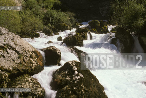 ( FRANCIA  )  PROVENCE-ALPES-COTE DAZUR FONTAINE-DE-VAUCLUSE : LA SORGENTE DEL FIUME SORGUE CANTATA DAL PETRARCA © 1999 Graziano Arici/Rosebud2 / GEO LETTERATURA ACQUA