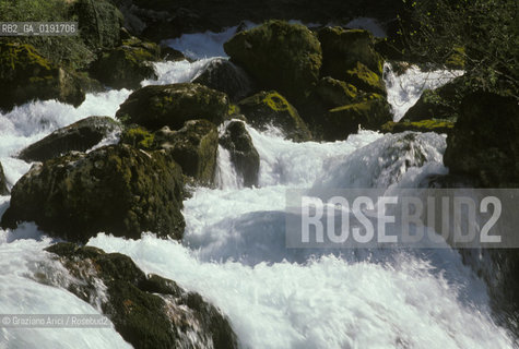 ( FRANCIA  )  PROVENCE-ALPES-COTE DAZUR FONTAINE-DE-VAUCLUSE : LA SORGENTE DEL FIUME SORGUE CANTATA DAL PETRARCA © 1999 Graziano Arici/Rosebud2 / GEO LETTERATURA ACQUA