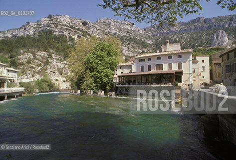 ( FRANCIA  )  PROVENCE-ALPES-COTE DAZUR FONTAINE-DE-VAUCLUSE : LA SORGENTE DEL FIUME SORGUE CANTATA DAL PETRARCA © 1999 Graziano Arici/Rosebud2 / GEO LETTERATURA ACQUA