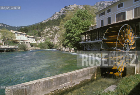 ( FRANCIA  )  PROVENCE-ALPES-COTE DAZUR FONTAINE-DE-VAUCLUSE : LA SORGENTE DEL FIUME SORGUE CANTATA DAL PETRARCA © 1999 Graziano Arici/Rosebud2 / GEO LETTERATURA ACQUA
