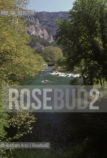 ( FRANCIA  )  PROVENCE-ALPES-COTE DAZUR FONTAINE-DE-VAUCLUSE : LA SORGENTE DEL FIUME SORGUE CANTATA DAL PETRARCA © 1999 Graziano Arici/Rosebud2 / GEO LETTERATURA ACQUA