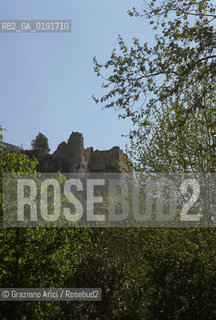 ( FRANCIA  )  PROVENCE-ALPES-COTE DAZUR FONTAINE-DE-VAUCLUSE : LA SORGENTE DEL FIUME SORGUE CANTATA DAL PETRARCA  IL CASTELLO DI LAURA © 1999 Graziano Arici/Rosebud2 / GEO LETTERATURA ACQUA