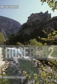 ( FRANCIA  )  PROVENCE-ALPES-COTE DAZUR FONTAINE-DE-VAUCLUSE : LA SORGENTE DEL FIUME SORGUE E IL CASTELLO DI LAURA CANTATA DAL PETRARCA © 1999 Graziano Arici/Rosebud2 / GEO LETTERATURA ACQUA